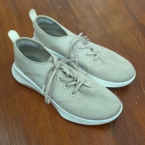 Allbirds Women’s Tan and White Lightweight Tennis shoes Sneakers Size 10